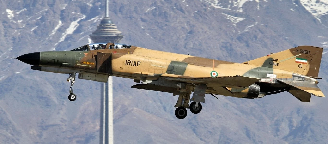 Ιρανικό μαχητικό F-4 «παίρνει την ουρά» σε αμερικανικό F/A-18E [Βίντεο]